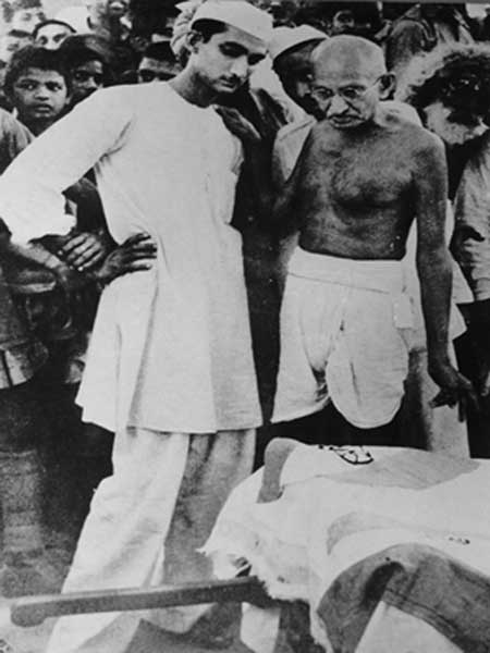 Looking at the dead body of Abdul Goni, the famous Labour Trade Union Leader during the communal riot in Bihar.jpg